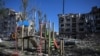 Вид на житлові будинки, пошкоджені російським ракетним ударом у Покровську, Донецька область, Україна, 8 серпня 2023 року.
