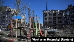 Вид на житлові будинки, пошкоджені російським ракетним ударом у Покровську, Донецька область, Україна, 8 серпня 2023 року.