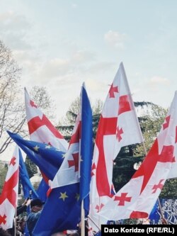 რუსთაველის გამზირი, პარლამენტის შენობის წინ