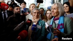 Anne Mahrer i Rosmarie Wyder-Walti iz švicarske grupe žena koja je dobila slučaj na sudu protiv švicarske države, Strazbur, 9. april 2024.