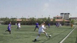 Mama koja igra nogomet prkosi očekivanjima u Kirgistanu