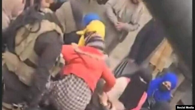 ارشیف: له افغان مېرمنو سره د طالب وسله والو د چلند انځور