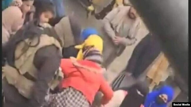 بېنېټ: د افغان نجونو او ښځو بشري حقونو ته د طالبانو بې‌احترامي په نړۍ کې بې‌ساري ده.