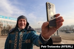 Гражданский активист Байбах Белялов ведёт стрим на митинге, посвящённому второй годовщины Январских событий. Алматы, 5 января 2024 года.