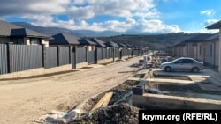 На одной из улиц нового поселка в долине реки Кизилкобинка. Крым, 2024 год