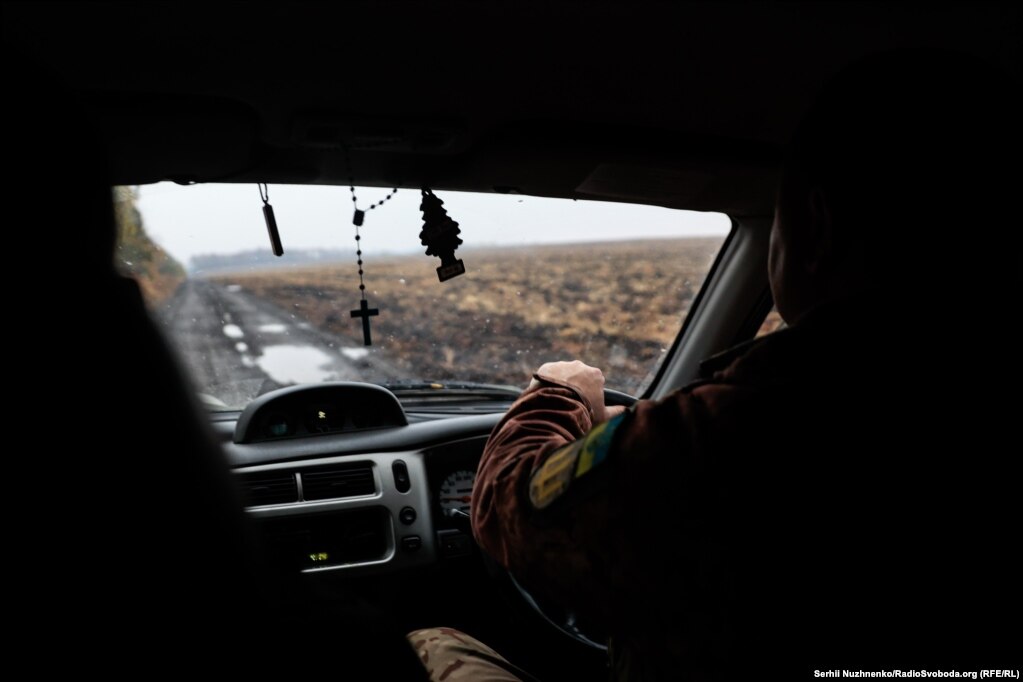 Il fotografo di RFE/RL Serhiy Nuzhnenko si è recato al fronte nella regione di Donetsk mentre le forze ucraine si preparavano per un altro inverno estenuante.  Lì incontrò i soldati che presidiavano le trincee.