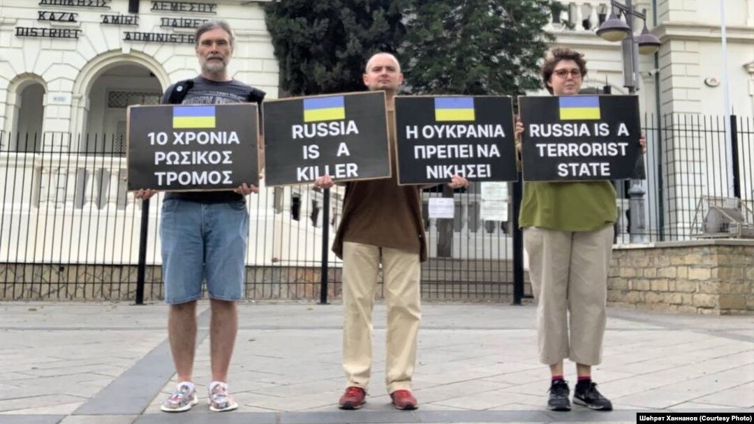 Шөһрәт Ханнанов (уртада) һәм Гөлназ Рәхимкулова (уңда) пикетта