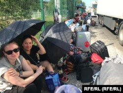 People waiting to enter the Russian border checkpoint on June 21.
