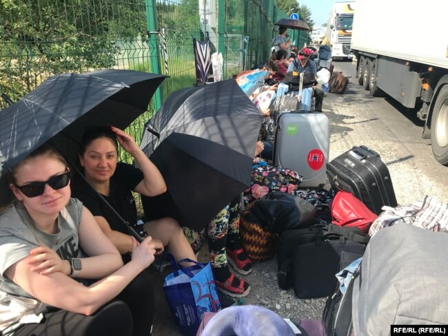 Njerëzit duke pritur të hyjnë në pikën kufitare ruse më 21 qershor.