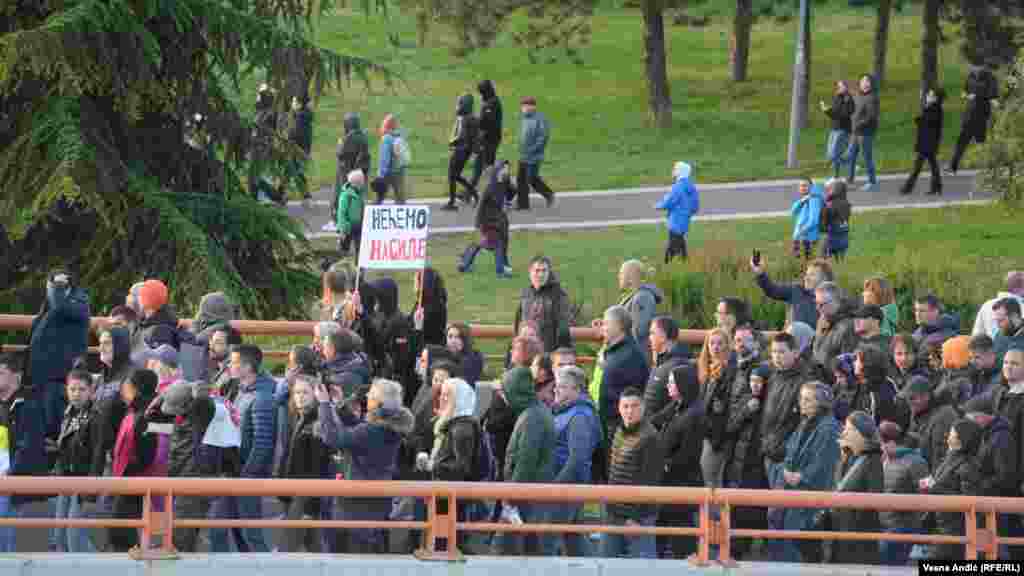 Okupljeni su u više navrata uzvikivali &quot;Ostavke&quot; i &quot;Vučiću odlazi&quot;.