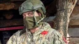 Ljubisa Bozici sau Aleksandar Velimirovici, după identitățile sub care este cunoscut de către autoritățile locale, se prezintă drept „Sașa muzicianul” pe Telegram.