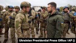Ukrajinski predsjednik Volodimir Zelenski (desno) sluša izvještaj generala Oleksandra Sirskog tokom njegove posjete Iziumu, regija Harkiv, Ukrajina, 14. septembar 2022.