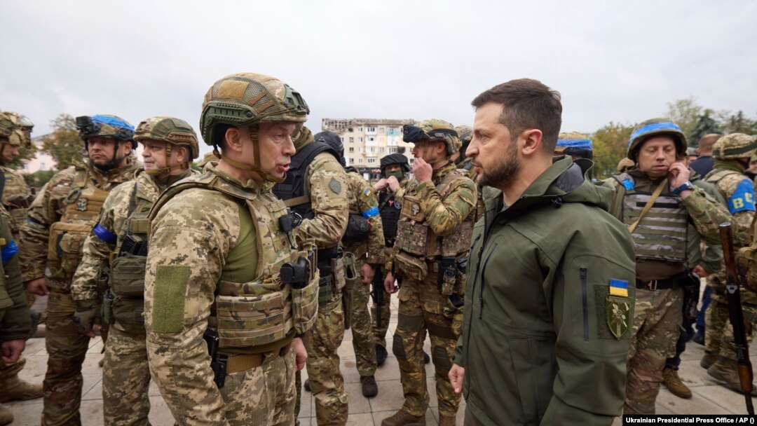 Володимир Зеленски разговаря с Олександър Сирскии. Снимката е архивна