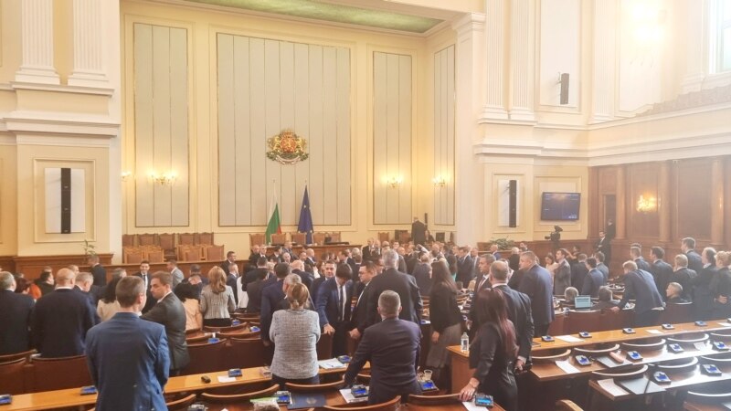Тензии и турканици во бугарскиот парламент, седницата прекината 