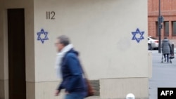 Парижде еврейлер тұратын үйлердің сыртына Дәуіт жұлдызын салып кетке. 2023 жылғы қазан.