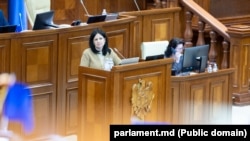 Deputata din Fracțiunea „Partidul Acțiune și Solidaritate”, Veronica Roșca, autoarea amendamentului care va permite organizarea referendumului în aceeași zi cu alegerile.