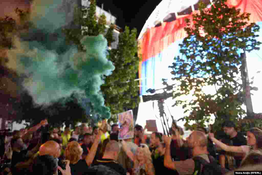 Stotine demonstranata okupilo se na devetnaestom protestu &quot;Srbija protiv nasilja&quot; 8. septembra&nbsp; ispred privatne televizije Pink. Među glavnim zahtevima demonstranata, bilo je ukidanje rijaliti programa koji se emituje na Pinku, a da se toj televiziji oduzme nacionalna frekvencija.