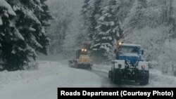 საავტომობილო გზების დეპარტამენტის ტექნიკა გზას წმენდს.