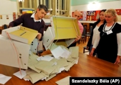 Szavazatszámlálók 2010. október 3-án az önkormányzati választáson Budapesten
