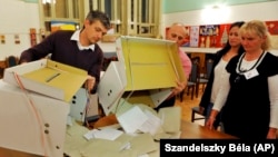 Szavazatszámlálók 2010. október 3-án az önkormányzati választáson Budapesten (képünk illusztráció)