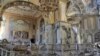 Voluntarii curăță catedrala din Odesa avariată după atacul rusesc