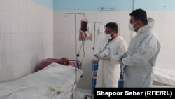 داکتران در حال رسیده‌گی به یک بیمار مبتلا به تب کنگو در هرات - افغانستان 