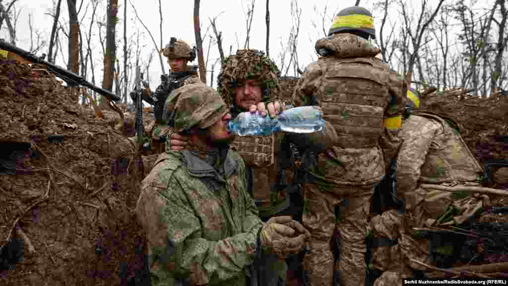 Военные 10-й отдельной горно-штурмовой бригады ВСУ &laquo;Эдельвейс&raquo; во время штурма вражеских позиций взяли в плен военнослужащего российской армии. По словам военнопленного, им четыре дня не привози пищи и воду на позиции.