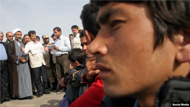 مهاجران افغان در ایران ادعا میکنند که با مشکلات اقتصادی و نبود امنیت شغلی مواجه هستند.