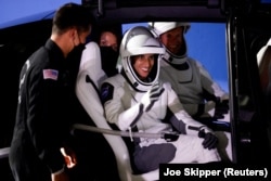 Астронавт НАСА Жасмин Могбели и астронавт Европейского космического агентства Андреас Могенсен отправляются на стартовую площадку перед полетом на МКС в составе Crew-7 на космическом корабле SpaceX Crew Dragon на мысе Канаверал, Флорида, США, 26 августа 2023 года