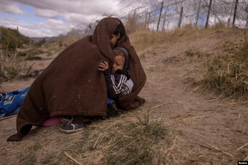 Jolimar, një migrante 18-vjeçare nga Venezuela, përpiqet ta mbajë ngrohtë afër vetes djalin e saj dyvjeçar Gail.