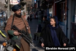 Қару асынған "Талибан" сақшысы Кабул көшесін күзетіп тұр. 26 желтоқсан, 2022 жыл.
