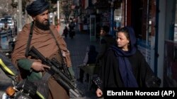 تصویر آرشیف: یک بانو و یک طالب در کابل 