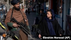 Taliban döyüşçüsü Əfqanıstanın paytaxtı Kabildə keşik çəkir. 