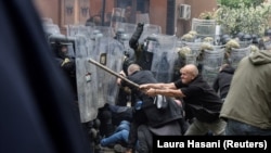 Srpski demonstranti u borbi sa pripadnicima KFOR-a na ulazu u objekat opštine Zvečan, Kosovo, 29.maj 2023.