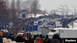 Люди идут к Борисовскому кладбищу в Москве, чтобы проститься с Алексеем Навальным. Россия, 1 марта 2024 года