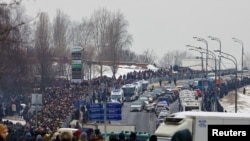 Tömeg búcsúzott Navalnijtól a Boriszovszkij temetőbe vezető út mentén, Moszkvában 2024. március 1-jén