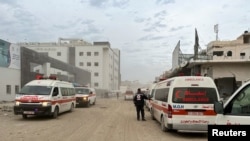 Hitna pomoć čeka ispred bolnice Al- Shifa, na koju su izraelske snage izvršile prepad tokom izraelske kopnene operacije, u gradu Gaza, 25. novembra 2023. 