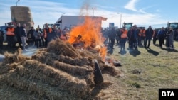  Запалена бала със сено на митинга на зърнопроизводителите при село Труд 