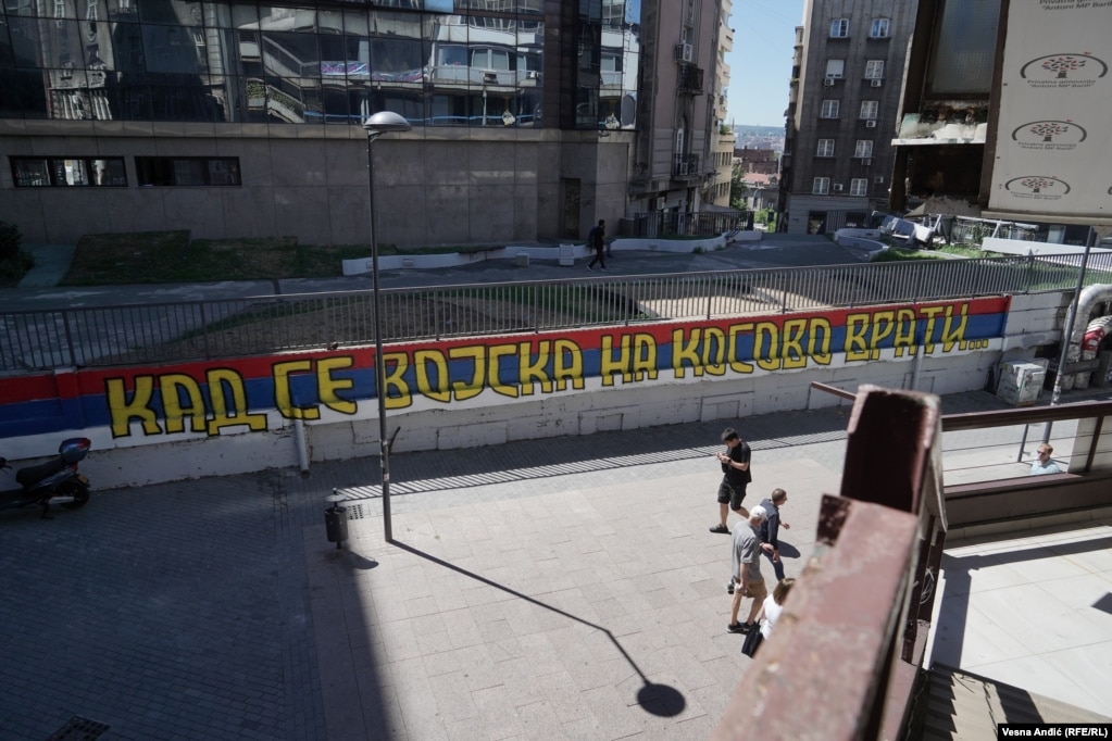 Grafit 'Kur ushtria (serbe) të kthehet në Kosovë', në qendër të Beogradit