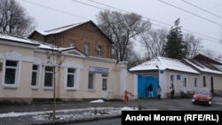 Poarta de la intrarea pe teritoriul Spitalului de Boli Infecțioase „Toma Ciorbă” din Chișinău