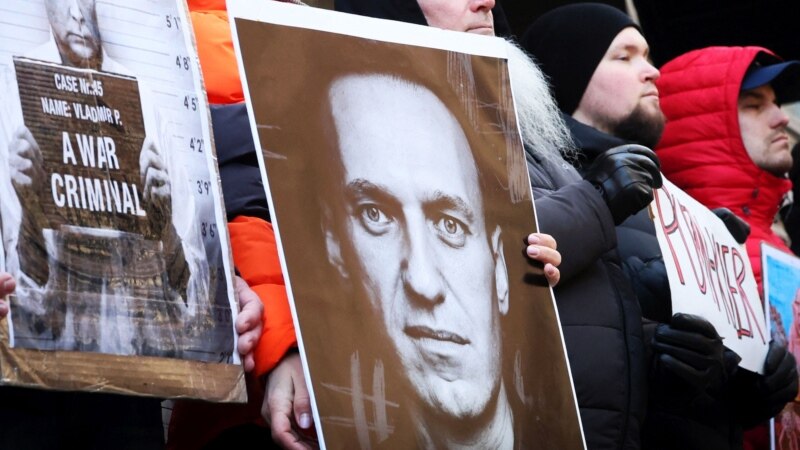 В эфире волгоградского телеканала раскрыли имена почтивших память Навального