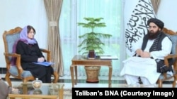 د طالبانو د بهرنیو چارو سرپرست وزیر مولوي امیر خان متقي په سیاسي برخه کې د ملګرو ملتونو د سر منشي له مرستیالې روزمېري ډیکارلو سره په کابل کې د ليدنې پر مهال - پخوانی انځور