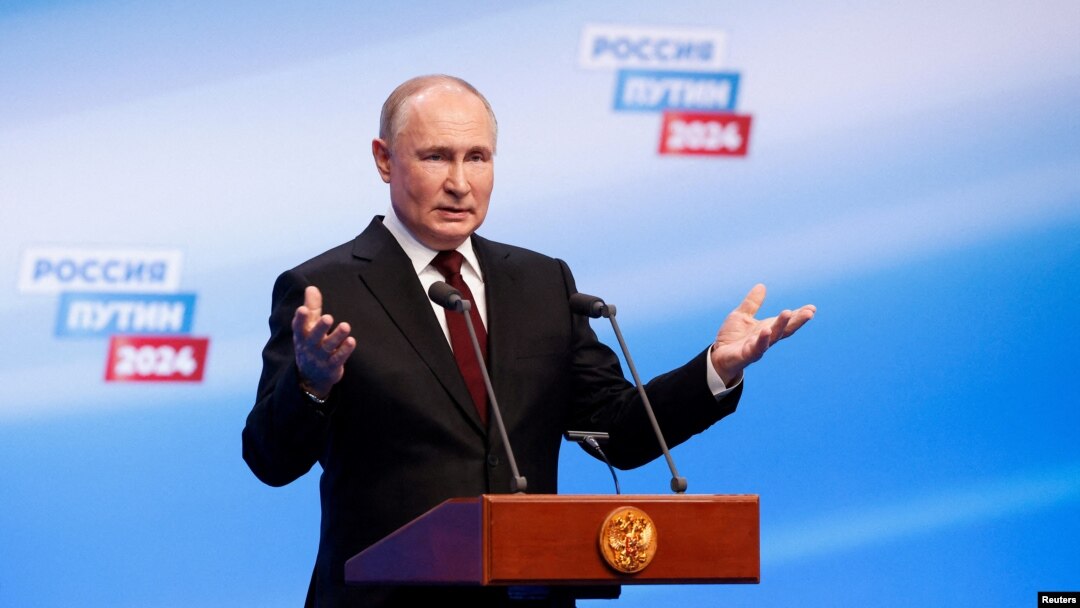 Vladimir Putin vorbește la sediul său de campanie, 17 martie 2024.