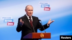 Vladimir Putin vorbește la sediul său de campanie, 17 martie 2024.