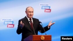 Владимир Путин в своем избирательном штабе. Россия, 17 марта 2024 года