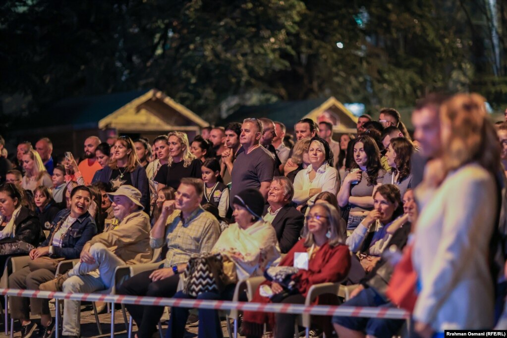Disa persona duke ndjekur festivalin në Prishtinë natën e 12 gushtit.&nbsp;