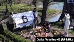 Roditelji ubijenog Davida Drgičevića na mjestu gdje je pronđeno njegovo tijelo prije pet godina, Banjaluka, 24.mart 2023.