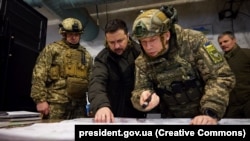  Володимр Зеленски и Олександър Сирски при отбраната на Купянск в Харковска област. 