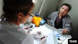 Врач проводит экспресс-тест на диабет, Рязань, 2015 год. Иллюстративное фото
