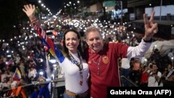 Edmundo González Urrutia (j) ellenzéki elnökjelölt és María Corina Machado ellenzéki vezető egy caracasi kampányrendezvényen 2024. július 4-én